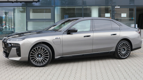 BMW M760e xDrive Sedan